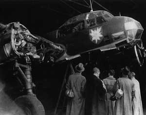 Ju 88-A4 из I/KG 51 'Edelweiss' осматривают работники Reichsluftfahrtministerium. Октябрь 1940
